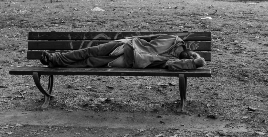 Opilý muž ležel na ulici