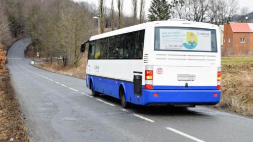 U obce Rousměrov o víkendu boural autobus s dětmi