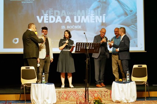 Knihu shrnující patnáct let festivalu filozofie zakoupíte v hale radnice