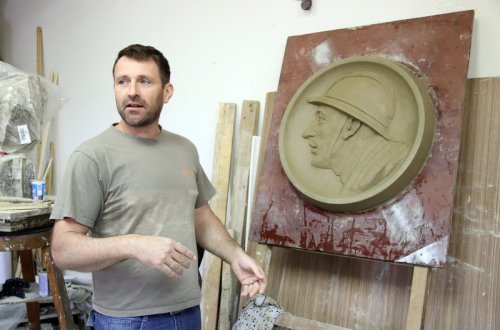 Sochař Jiří Marek tvoří reliéf na pomník u gymnázia