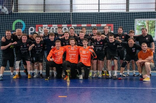 HÁZENÁ: Po výhře nad Kuřimí muži převzali pohár pro vítěze II. ligy