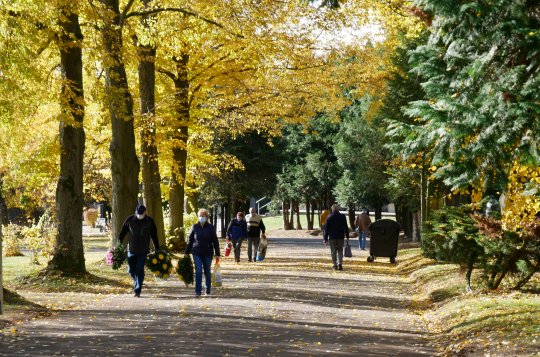 V souvislosti s dušičkovým obdobím buďte obezřetní nejen na silnici, ale i při návštěvách hřbitovů