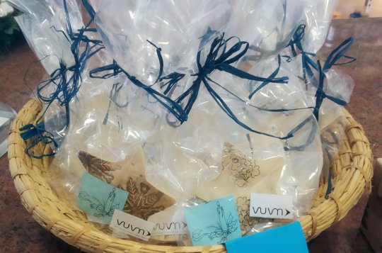 Nákupem vánoční ozdoby přispějete na dárky seniorům