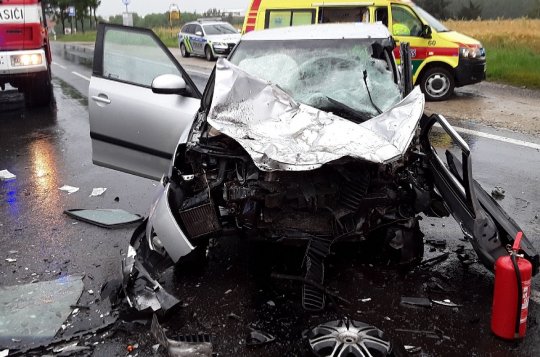 Čelní střet osobního auta s dodávkou si vyžádal jeden život