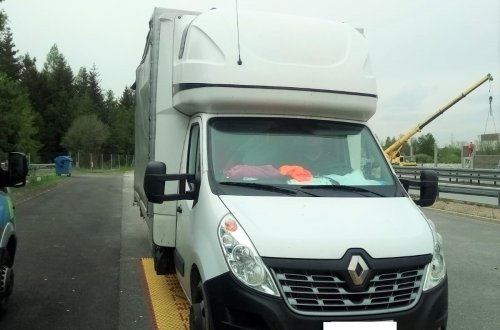 Při kontrolách policisté odhalili dodávku přeplněnou díly pro dětská hřiště