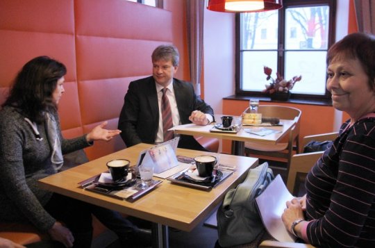 Lidé zašli na kafe se starostou