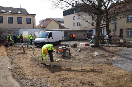 Rekonstrukce náměstí: V parčíku na Rozkoši vzniká dětské hřiště