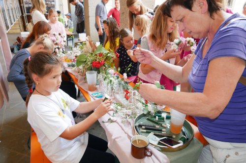 Ekologický den zaujal výrobou sandálů, květinových věnců i krmítek