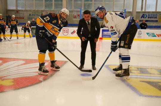 Otevření zimního stadionu viděly plné ochozy
