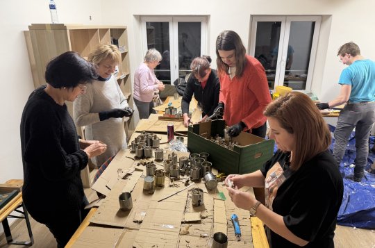 Skauti vyráběli zákopové svíčky. Pomáhali jim dobrovolníci