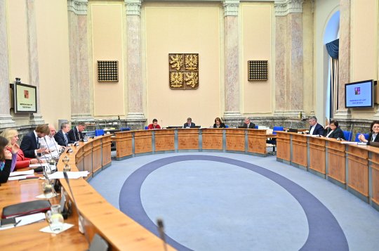 Vláda omezila volný pohyb osob 