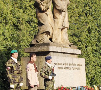 Lidé uctili památku padlých ve druhé světové válce