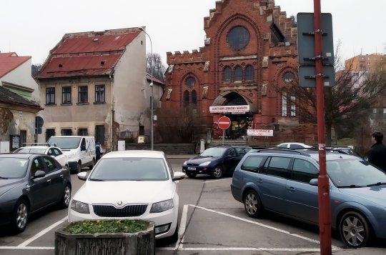 Řidiči v sobotu vyjedou z náměstí jedině kolem Kotvičky