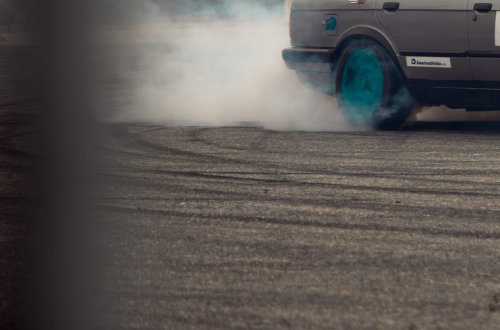 Opilý řidič driftoval na parkovišti. Strážníci ho zadrželi