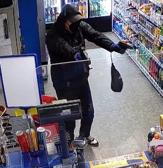 Policisté se obracejí na veřejnost při pátrání po pachateli loupeže