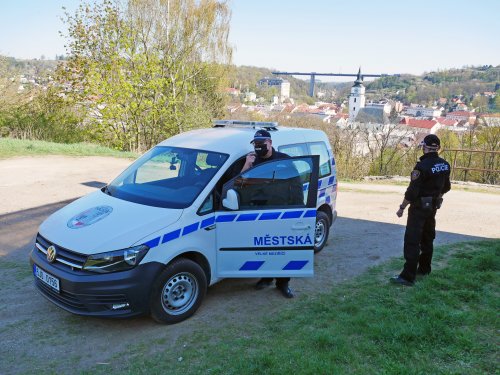 Městští strážníci pomohli zraněné ženě