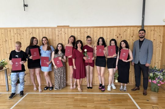 Ve výchovném ústavu převzaly dívky vysvědčení a výuční listy z rukou starosty
