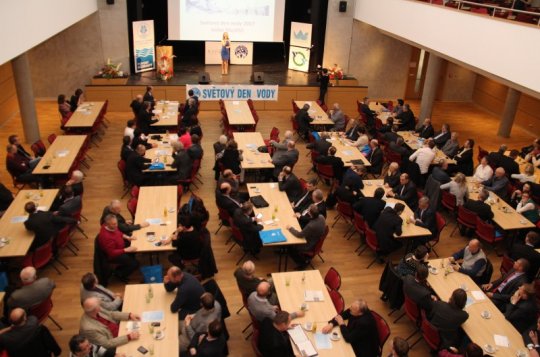 Vodárenská společnost předala Klubu Naděje společný finanční dar