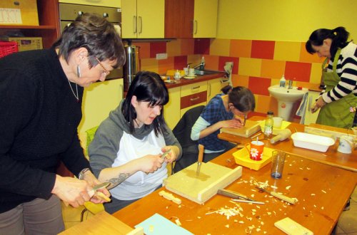 Na Ostrůvku se dřevo řezá pro radost