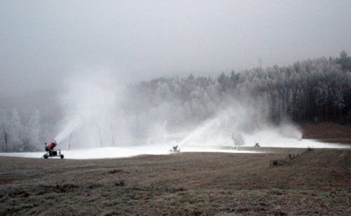 Počasí lyžařům zatím nepřeje, má se oteplit