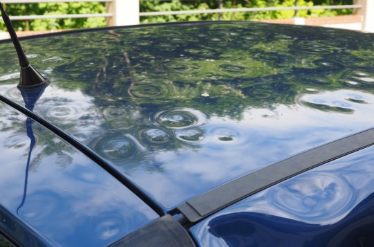 Pachatel poškodil cizí vozidlo