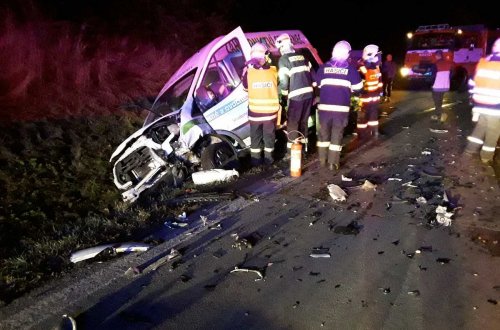 U Kozlova se střetla dvě osobní vozidla a dodávka