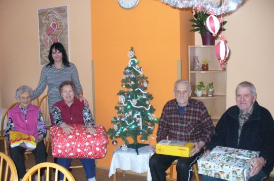 Ježíškova vnoučata nadělovala meziříčským seniorům