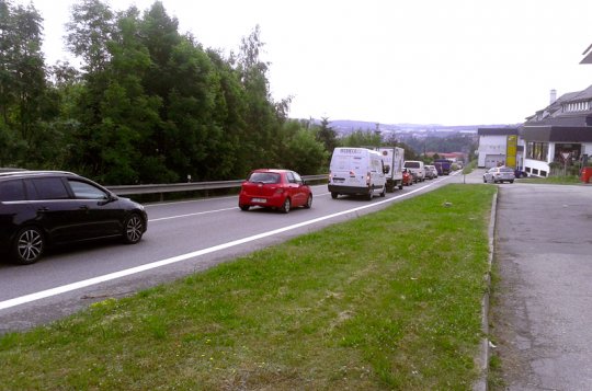 Doprava stojí, rádia k nám posílají řidiče