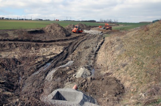 Zemina z D1 poslouží k terénním úpravám ve městě