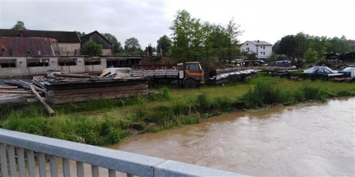 Volně uložené dřevo v záplavovém území představuje hrozbu