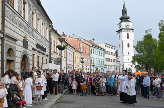 Věřící slavili Boží Tělo, náměstím prošel průvod