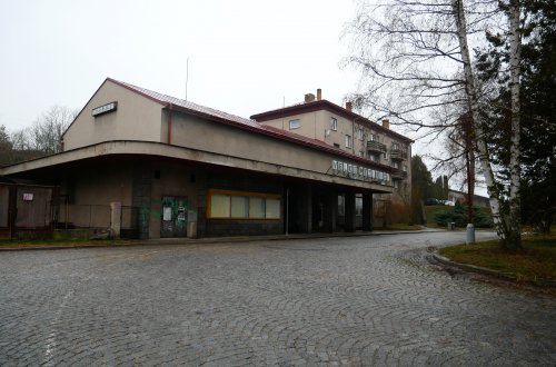 Opilý muž urážel na nádraží studenty