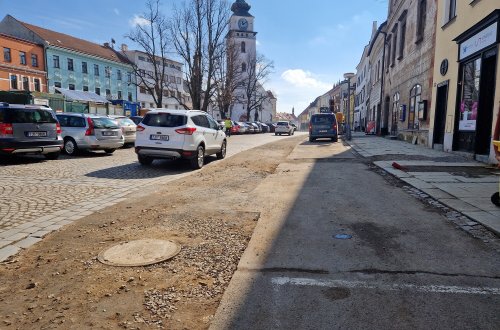 V pondělí začne na spodní části náměstí frézování zbytků asfaltu