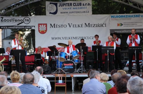 Dechovou hudbu přivezli do Meziříčí Veseláci