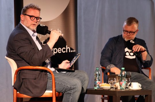 Podcast skončil nezvykle minutou ticha