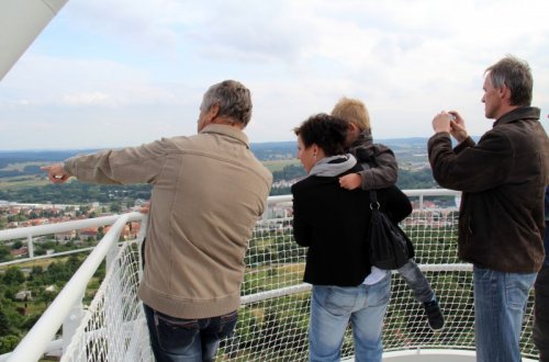 Rozhledna je otevřena, po schodech již vystoupaly stovky lidí