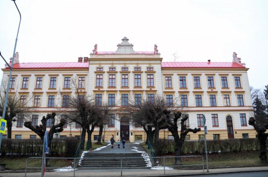 Studenti hodlají podpořit veřejnoprávní média. Sejdou se před gymnáziem