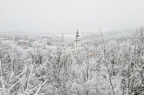 Narodilo se víc dětí, přibylo i zemřelých