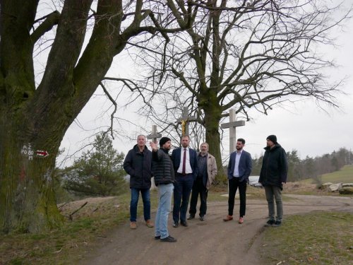 Rada vyjela ke Třem křížům. Lokalitu čeká obnova