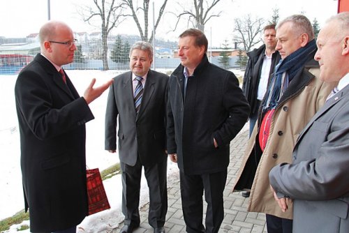 Premiér Sobotka s místostarostou hovořil o služebně policie, prohlédl si i fotbalové šatny
