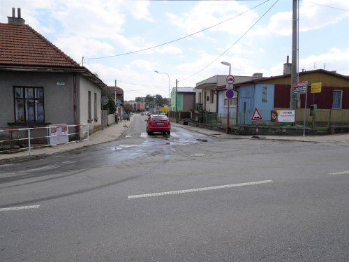 V ulici Oslavická vyvěrá voda