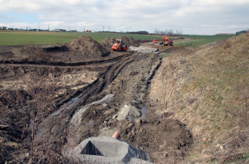 Zemina z D1 poslouží k terénním úpravám ve městě