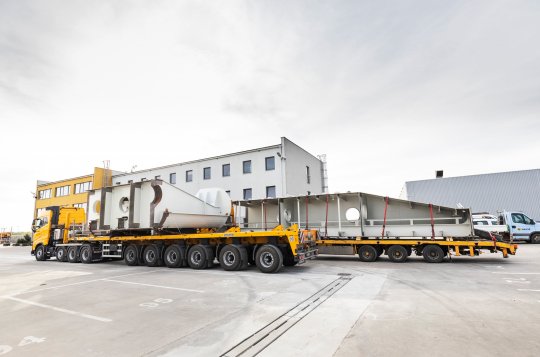 Transport obřích vrat pro vodní dílo Gabčíkovo projel po mostě Vysočina