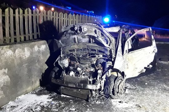 Tři jednotky hasičů likvidovaly v neděli v podvečer požár osobního vozidla