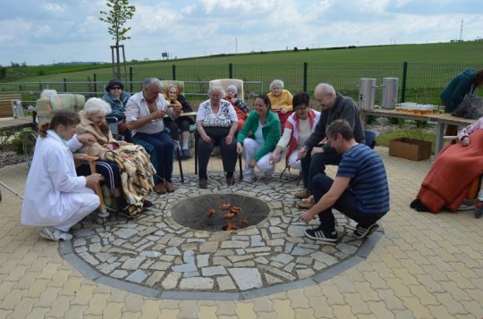 Dobrovolníci přinášejí do domova život a dobrou náladu 