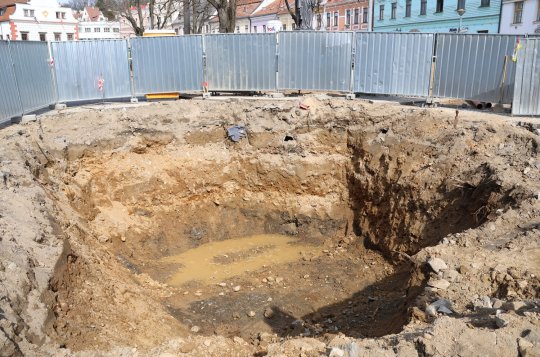 Stavbaři budou montovat nádrž a žádají řidiče o dodržování zákazu parkování