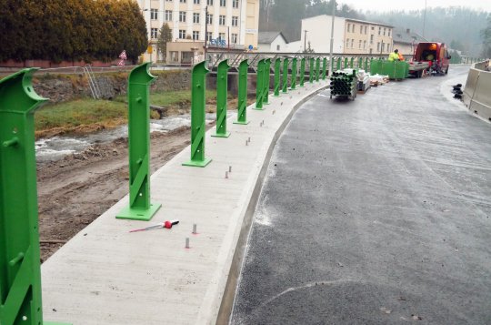 Stavba opěrné zdi končí v předstihu, řidiči si mohou na zimu oddechnout od semaforů