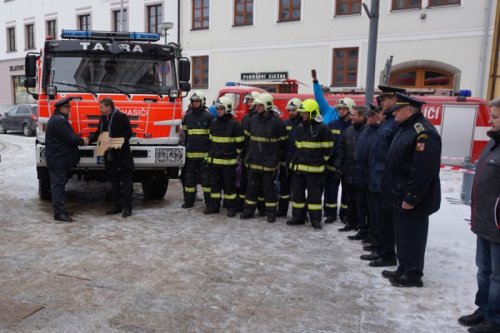 Hasiči slavnostně převzali klíče od cisterny