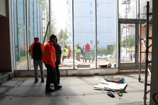 Stavaři dělají v knihovně podlahy