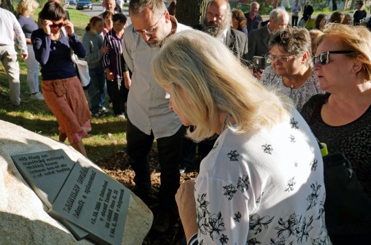 Odhalením pamětní desky v Krásněvsi vyvrcholila vzpomínka na spisovatele Dvořáka